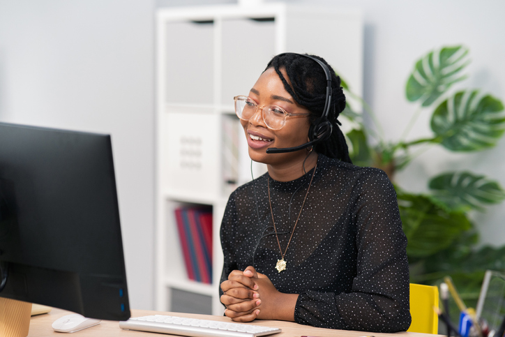 Woman in a contact center helping a client over the phone