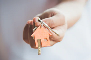 hand holding keys